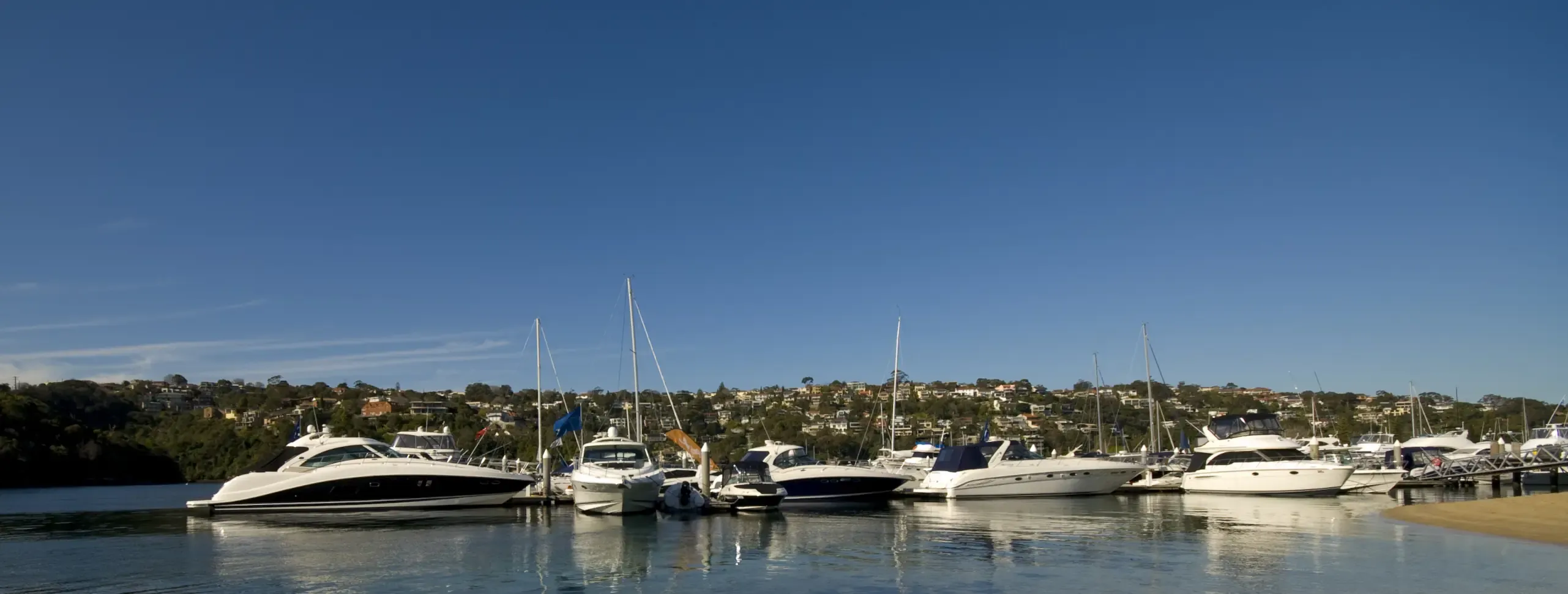Motorboot auf See fährt einen Bogen